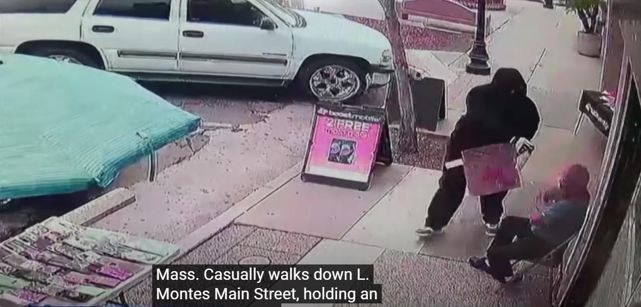 胖男先向珠寶店外坐著的男子噴驅熊噴霧。(互聯網)