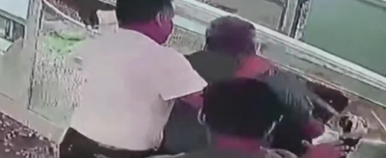 店員把胖男撞向展示櫃。(互聯網)