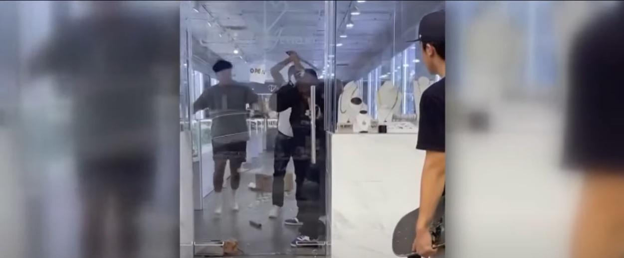 店員用棍猛打胖男。(互聯網)