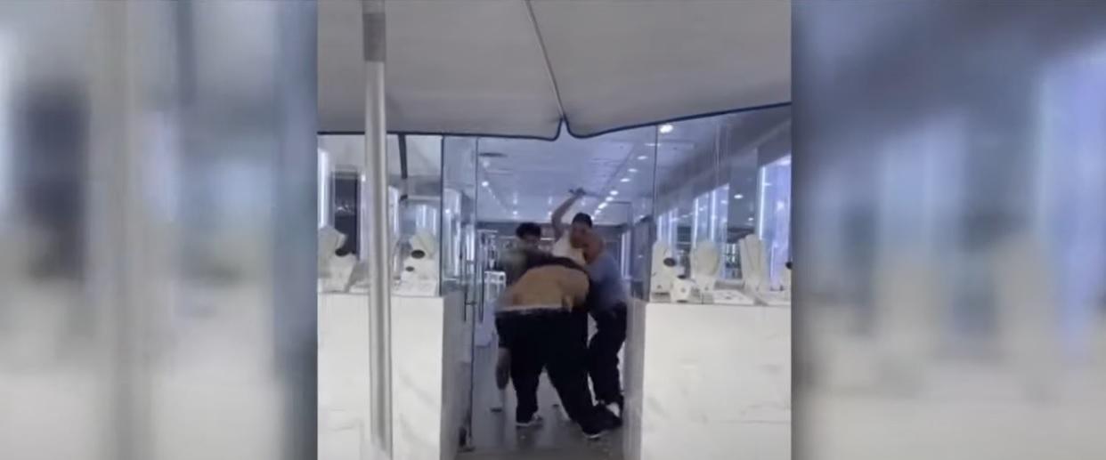 店員扯脫胖男上衣。(互聯網)