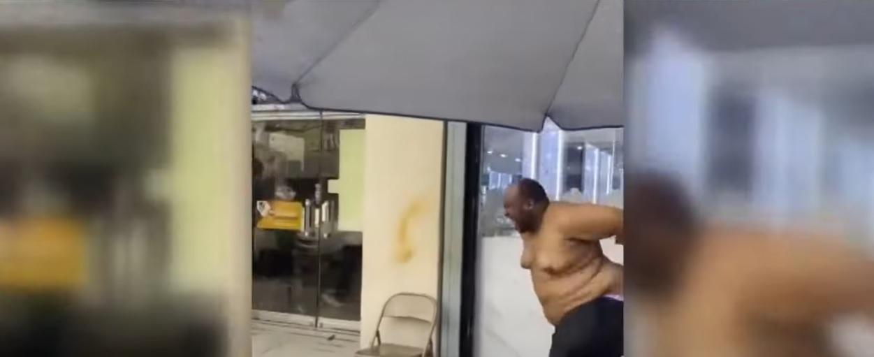 胖男慌逃,露出米芝蓮人腩肉。(互聯網)