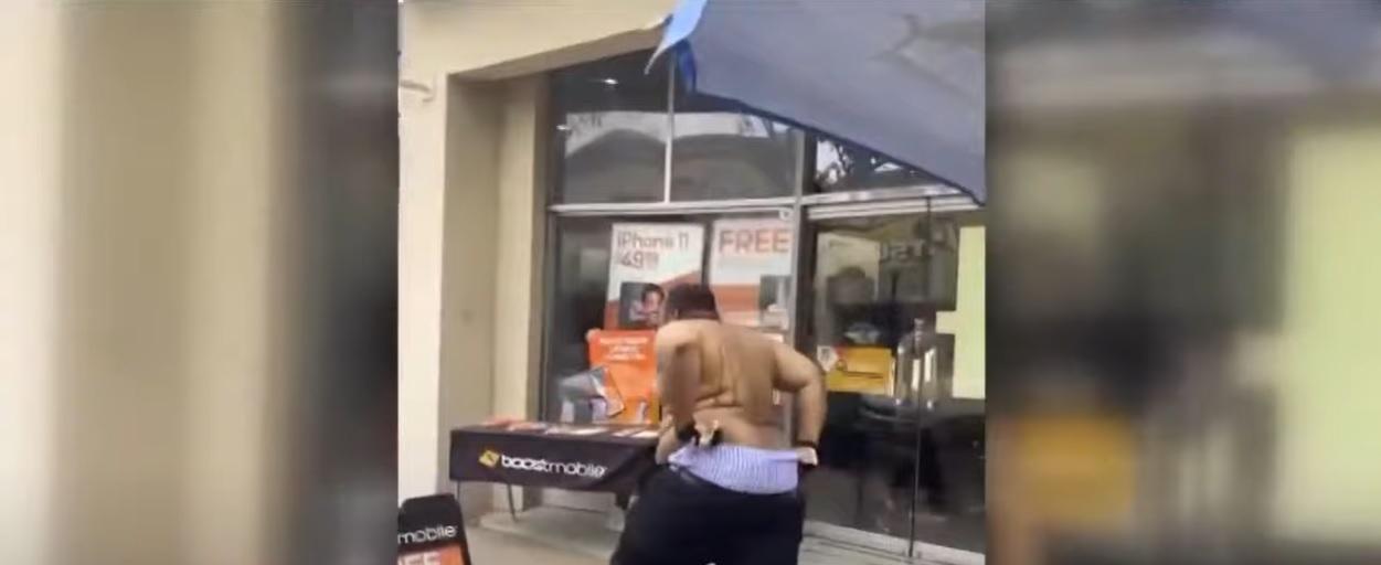 胖男在大街上一邊拉著褲子,一邊逃跑。(互聯網)