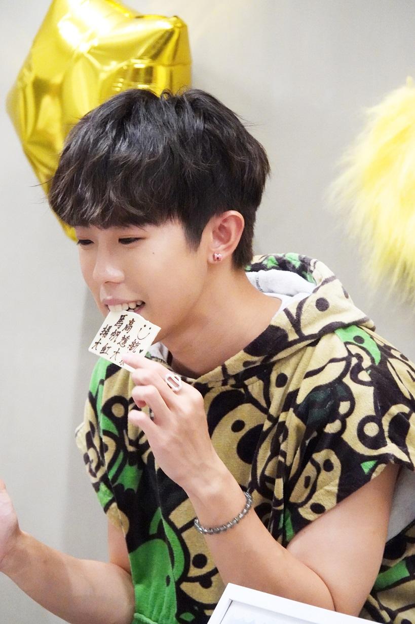 葉振弘獲粉絲送蛋糕,慶祝23歲生日。