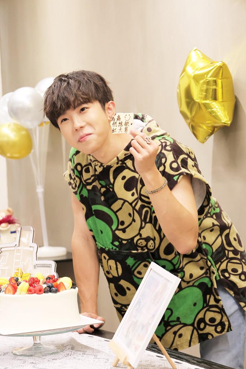 葉振弘獲粉絲送蛋糕。