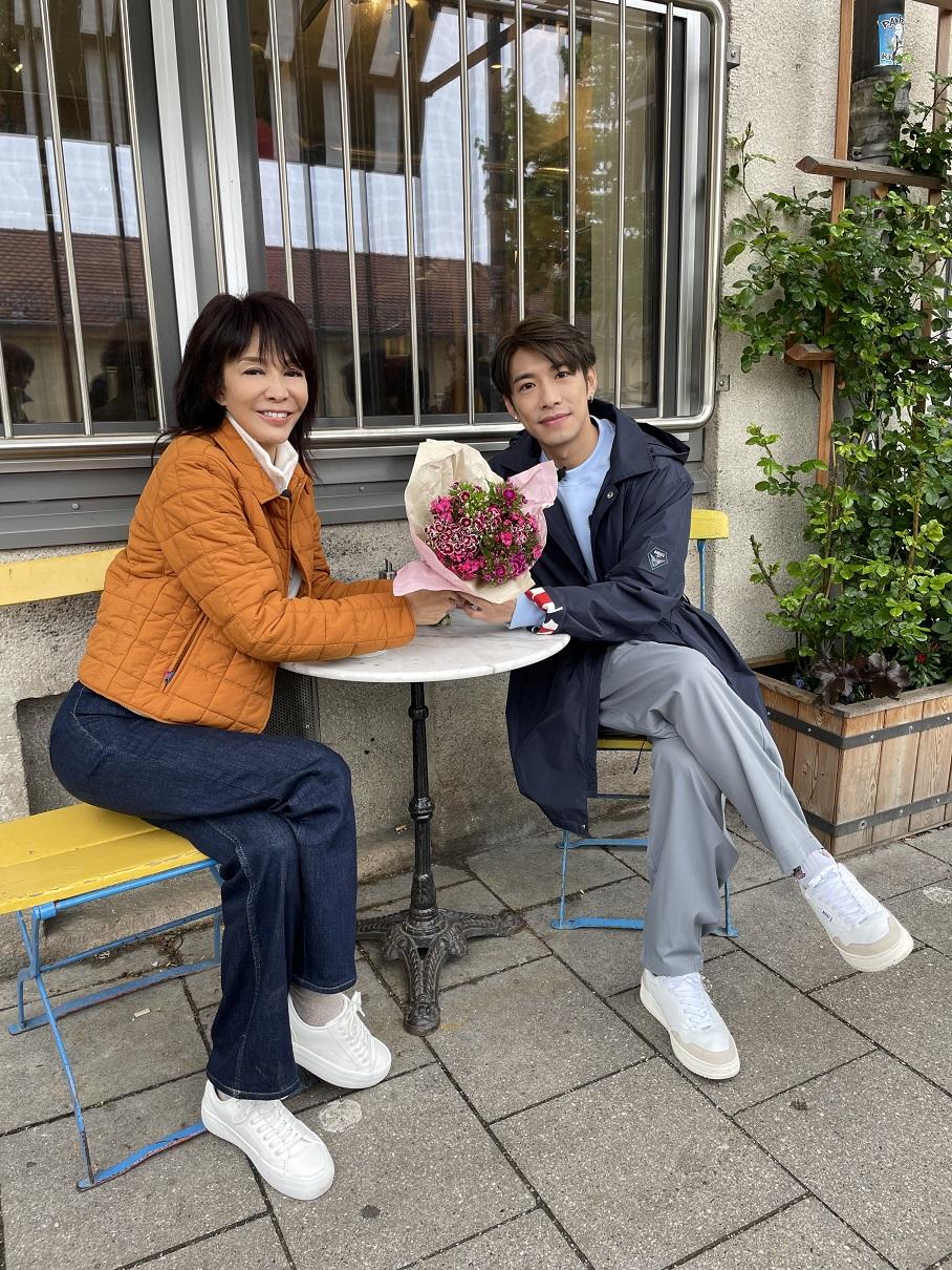 Do姐帶洪嘉豪遊覽德國。