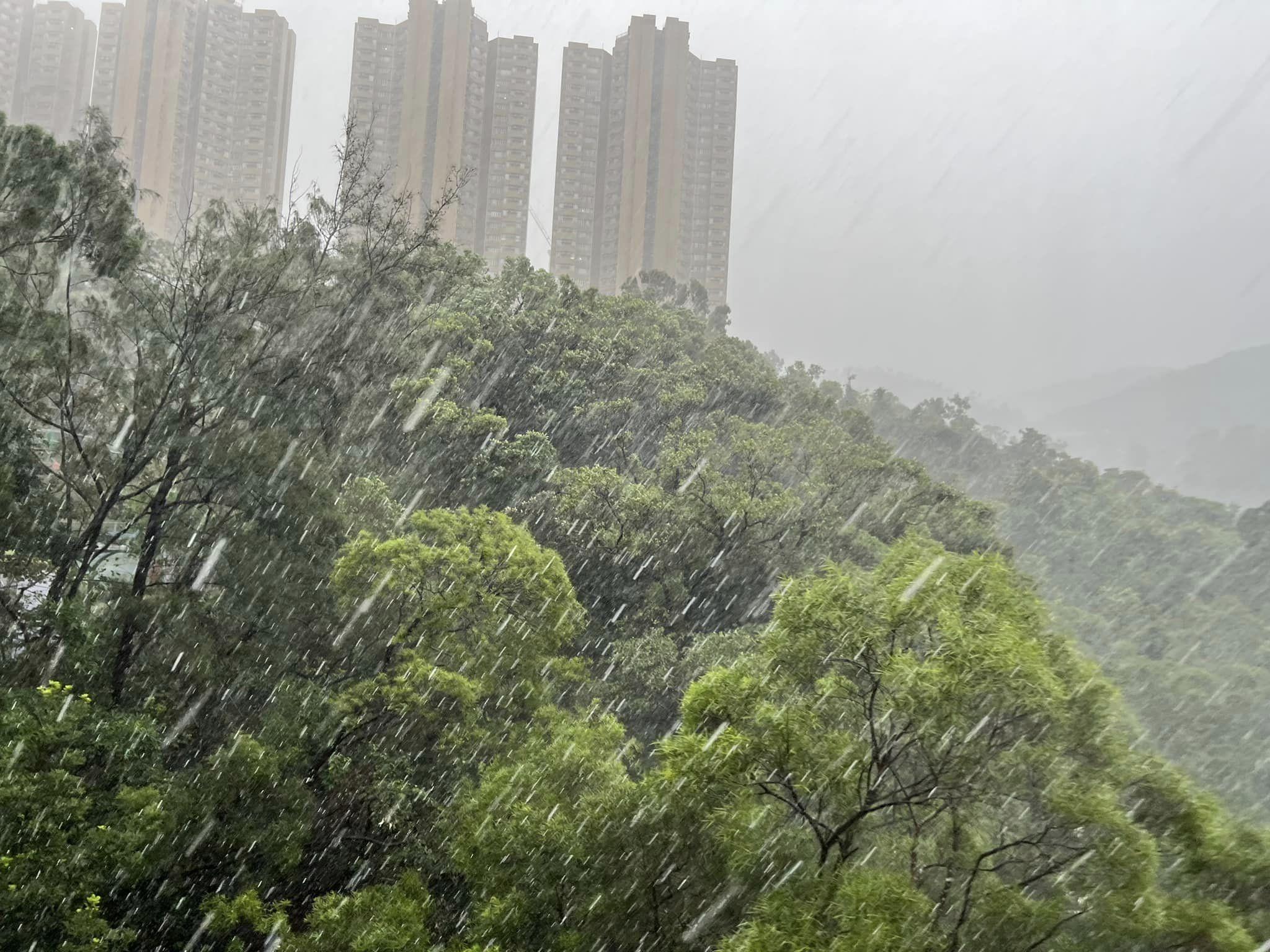 將軍澳多處水浸(fb「社區天氣觀測計劃 CWOS」圖片)