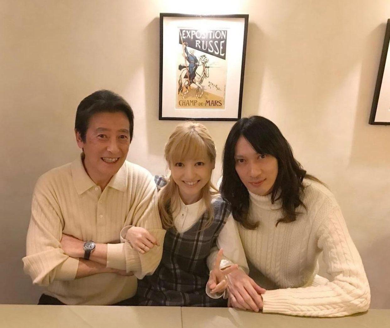 神田沙也加生前與神田正輝及前夫村田充合照。