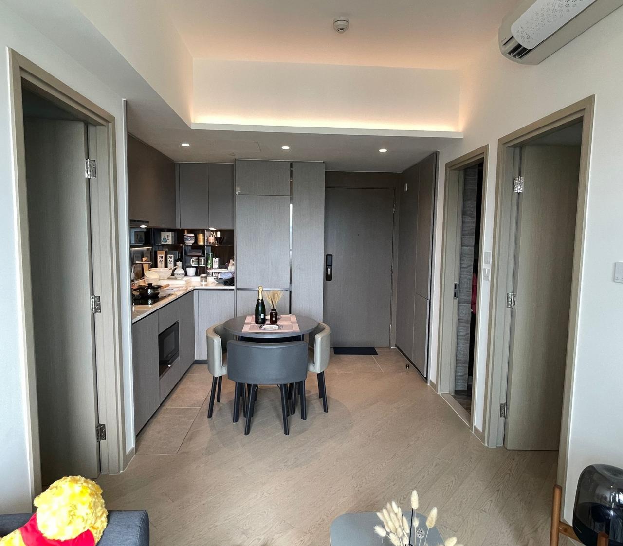 開放式廚房配套新淨齊全。