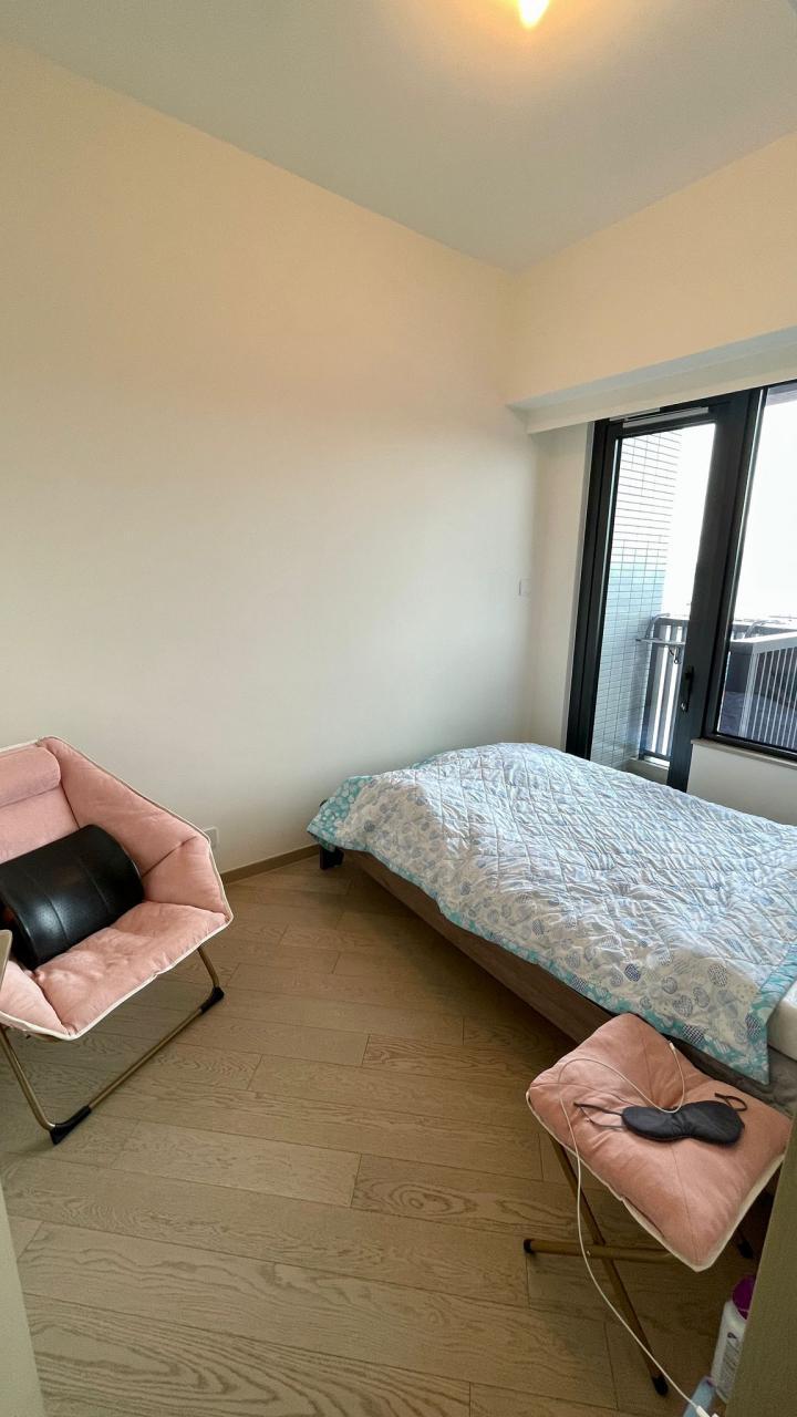 主人房亦有一個小小露台,方便晾曬衣物。