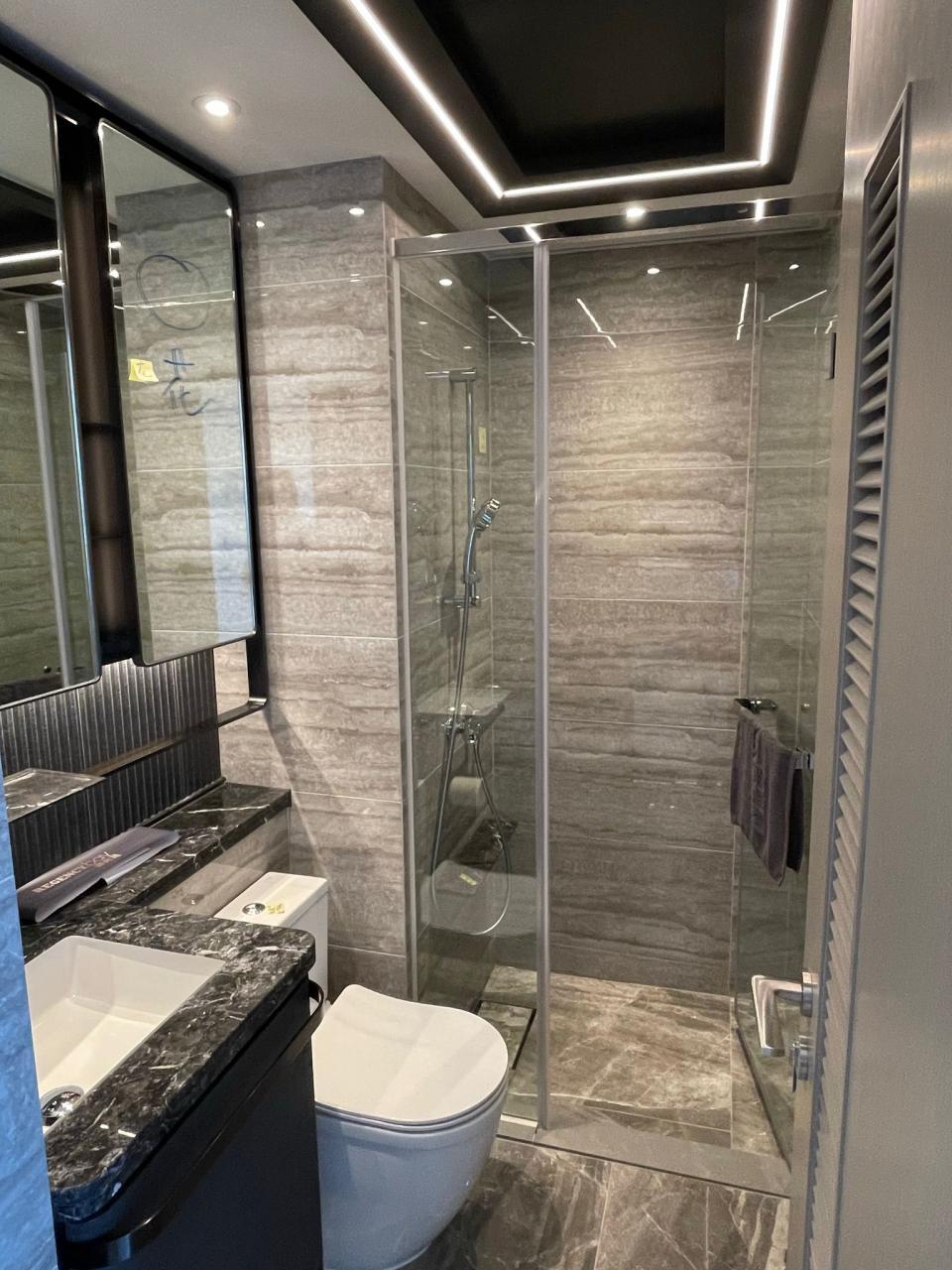 企缸浴室設計典雅,保養得宜。