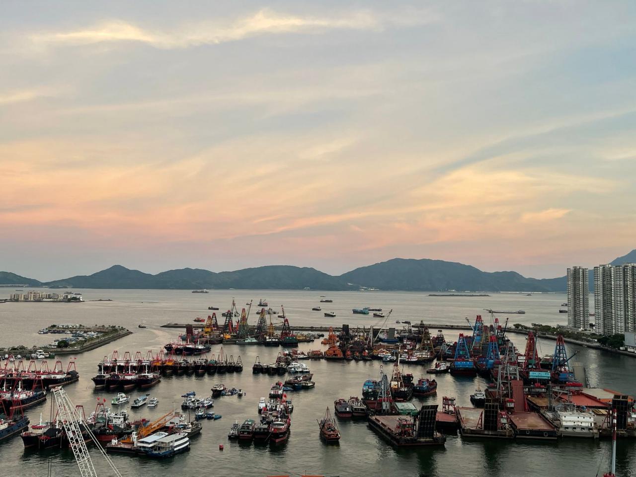 單位面向屯門避風塘,景色優美。