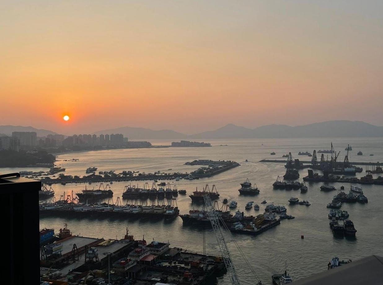 日落時份的避風塘景色。