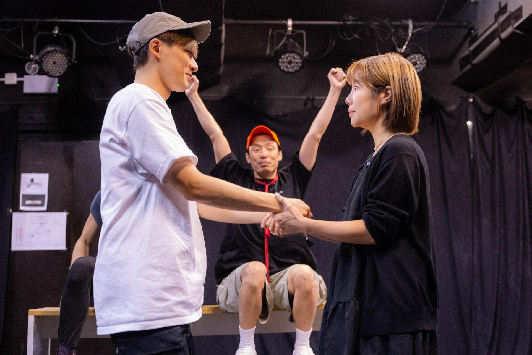 Frankie、黃靖程為《大象的告別式》綵排,兩人牽手對望場面感人。