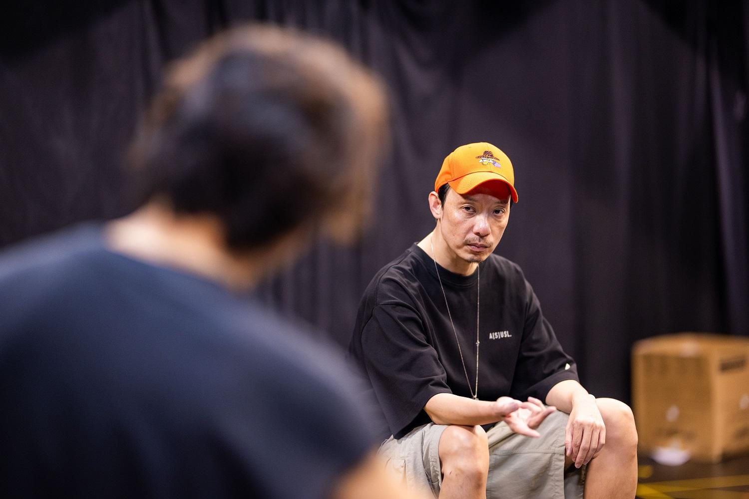 強尼為《大象的告別式》綵排。