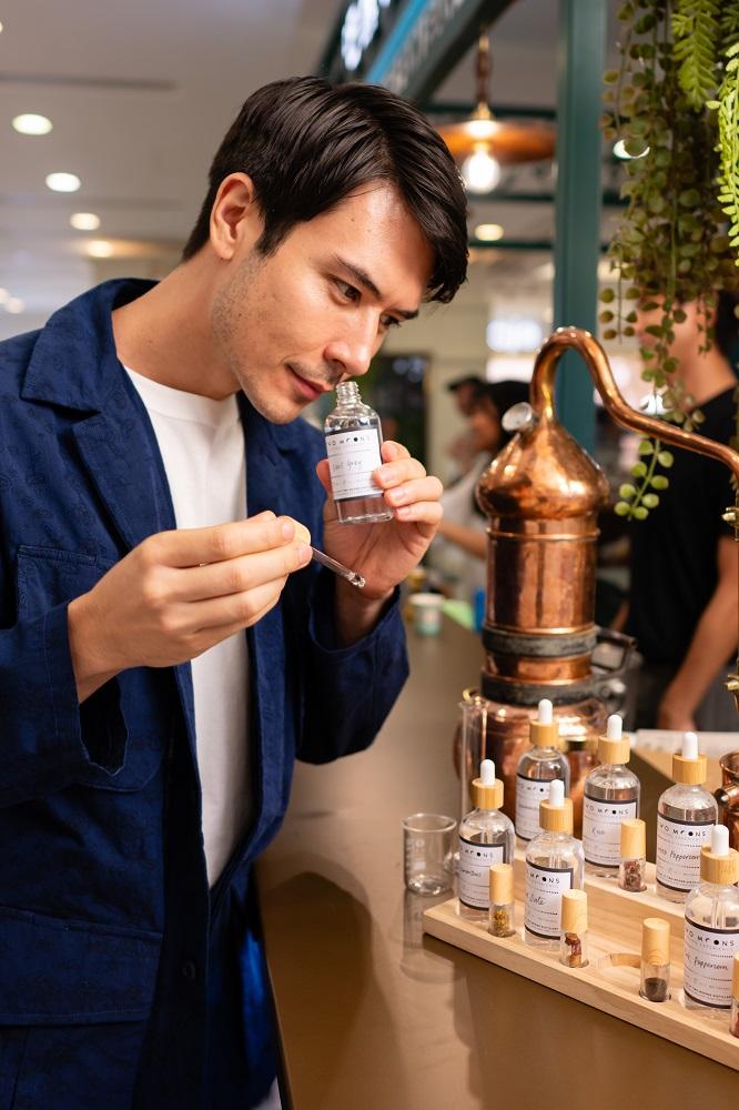 緻月Two Moons工作坊|調製自家專屬氈酒|活動時間:2023年10月7日|活動時間:下午2時30分至3時45分、下午4時15分至5時 30分|優先報名所需消費金額:HK$300/位|即場報名:HK$150 *參加者須年滿18歲。