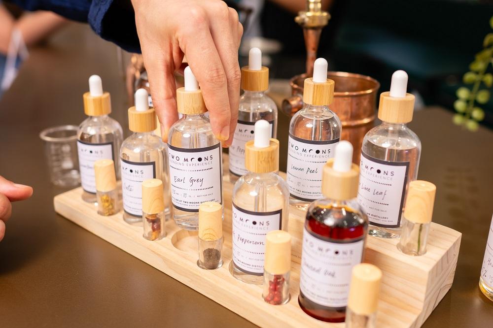 緻月Two Moons工作坊|調製自家專屬氈酒|活動時間:2023年10月7日|活動時間:下午2時30分至3時45分、下午4時15分至5時 30分|優先報名所需消費金額:HK$300/位|即場報名:HK$150 *參加者須年滿18歲。