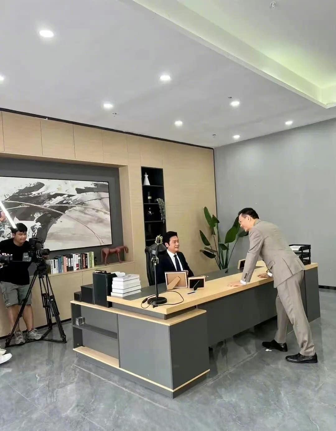 二人在辦公室的畫面令人想起《創世紀》。