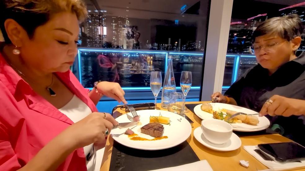 肥媽與黑妹及其他好友到高級餐廳歎美食。