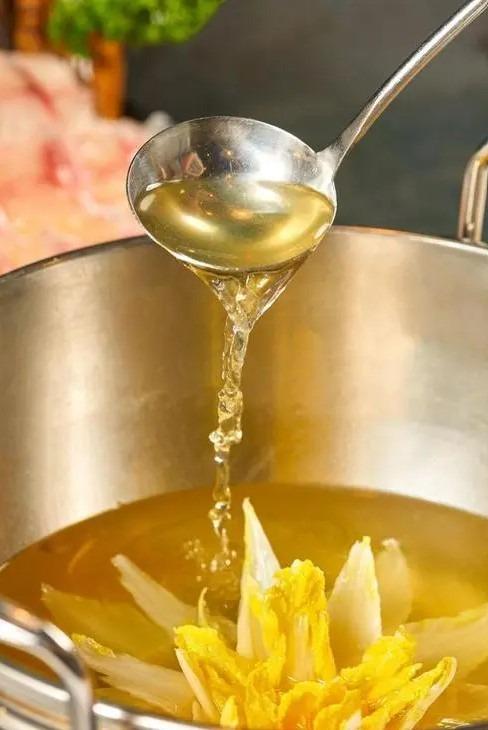 至於白菜亦甚為講究,白菜需用大白菜仍未熟透的嫩心,微焯後用清水漂冷,墊入碗底,並淋澆上新鮮的雞湯至燙熟才算完成。(網上圖片)