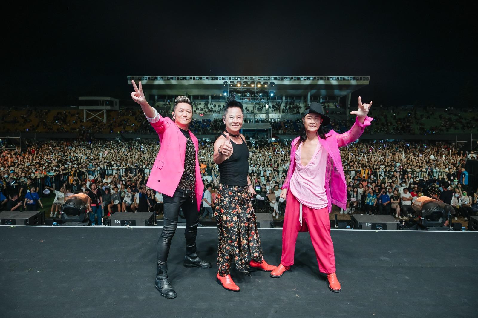 草蜢勁歌熱舞,台下超過3萬觀眾捧場。