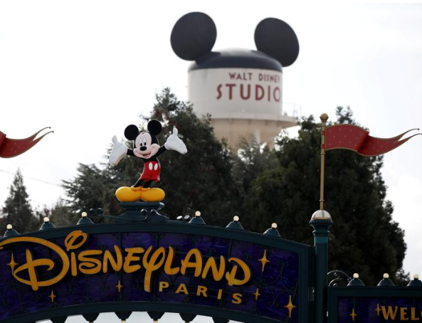 迪士尼門票|父親塞拉亞帶一家人去巴黎迪士尼玩 門票連premier pass花了近萬港元。(互聯網、路透社)