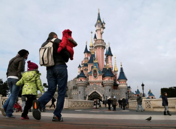 迪士尼門票|父親塞拉亞帶一家人去巴黎迪士尼玩 門票連premier pass花了近萬港元。(互聯網、路透社)