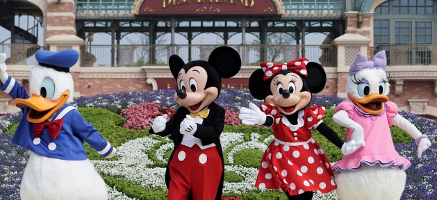 迪士尼門票|父親塞拉亞帶一家人去巴黎迪士尼玩 門票連premier pass花了近萬港元。(互聯網、路透社)