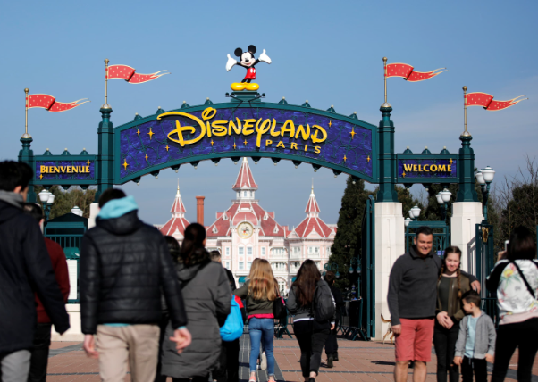 迪士尼門票|父親塞拉亞帶一家人去巴黎迪士尼玩 門票連premier pass花了近萬港元。(互聯網、路透社)