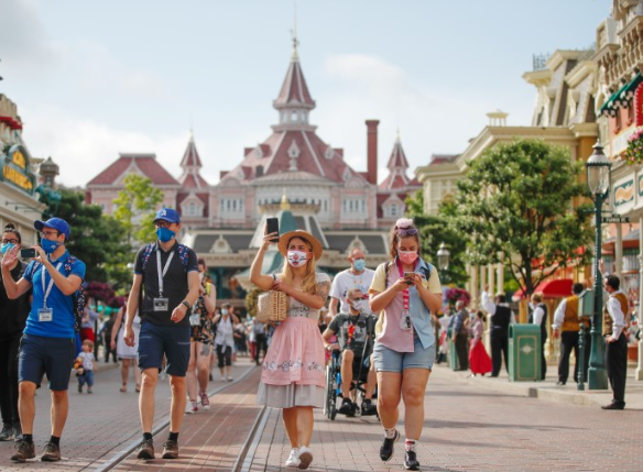 迪士尼門票|父親塞拉亞帶一家人去巴黎迪士尼玩 門票連premier pass花了近萬港元。(互聯網、路透社)