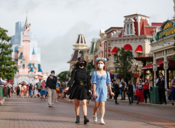 迪士尼門票|父親塞拉亞帶一家人去巴黎迪士尼玩 門票連premier pass花了近萬港元。(互聯網、路透社)