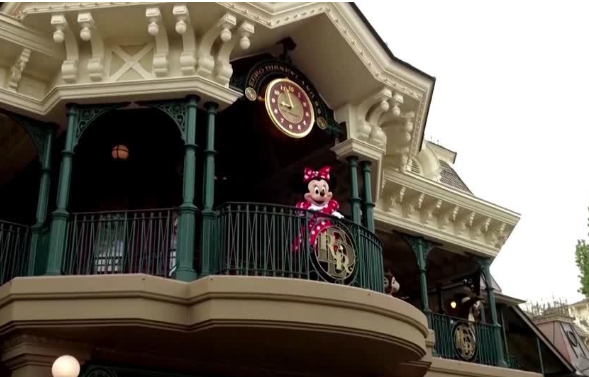 迪士尼門票|父親塞拉亞帶一家人去巴黎迪士尼玩 門票連premier pass花了近萬港元。(互聯網、路透社)