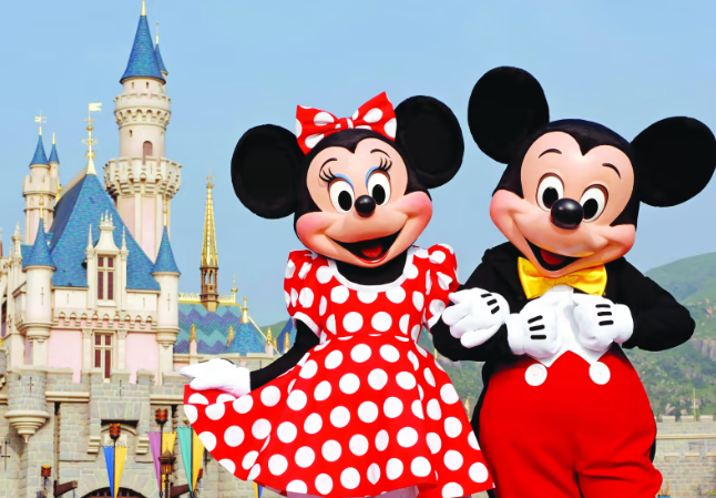 迪士尼門票|父親塞拉亞帶一家人去巴黎迪士尼玩 門票連premier pass花了近萬港元。(互聯網、路透社)