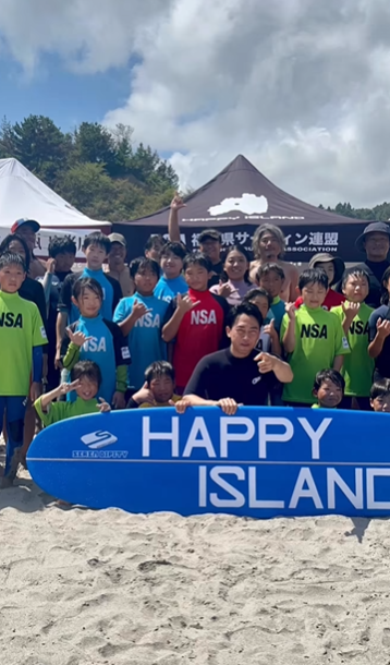 福島核污水|日本型男議員小泉進次郎與小孩子一同衝浪。(小泉進次郎IG)