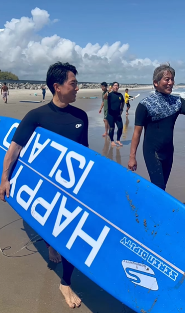 福島核污水|日本型男議員小泉進次郎與小孩子一同衝浪。(小泉進次郎IG)