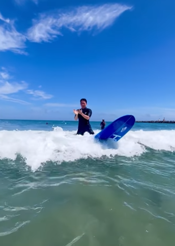 福島核污水|日本型男議員小泉進次郎衝浪時非常投入。(小泉進次郎IG)