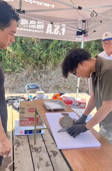 福島核污水|日本型男議員小泉進次郎衝浪後吃比目魚生魚片。(小泉進次郎IG)