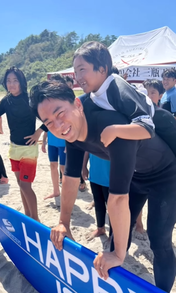 福島核污水|日本型男議員小泉進次郎與小孩子一同衝浪。(小泉進次郎IG)