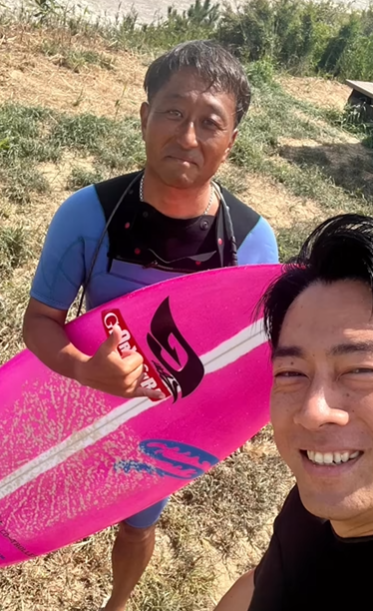 福島核污水|日本型男議員小泉進次郎與小孩子一同衝浪。(小泉進次郎IG)