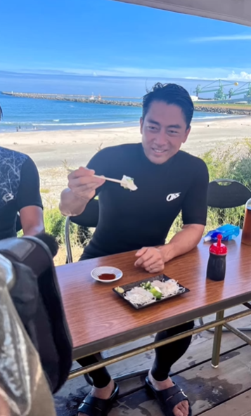 福島核污水|日本型男議員小泉進次郎衝浪後吃比目魚生魚片。(小泉進次郎IG)