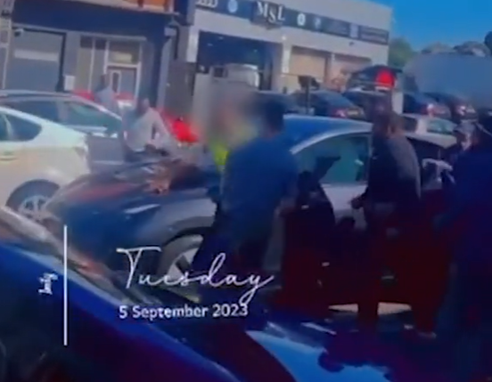 伯明翰破產|兩交通督導員被暴民毆打。(互聯網)