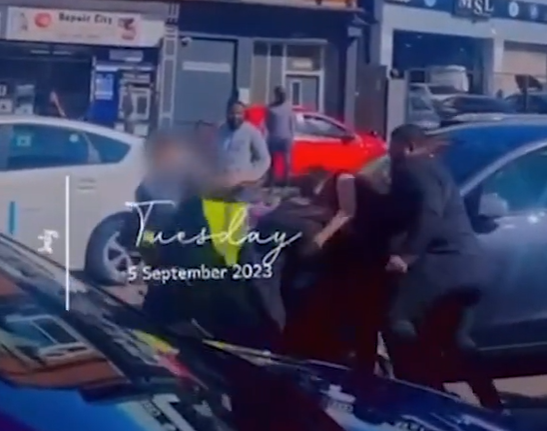 伯明翰破產|兩交通督導員被暴民毆打。(互聯網)