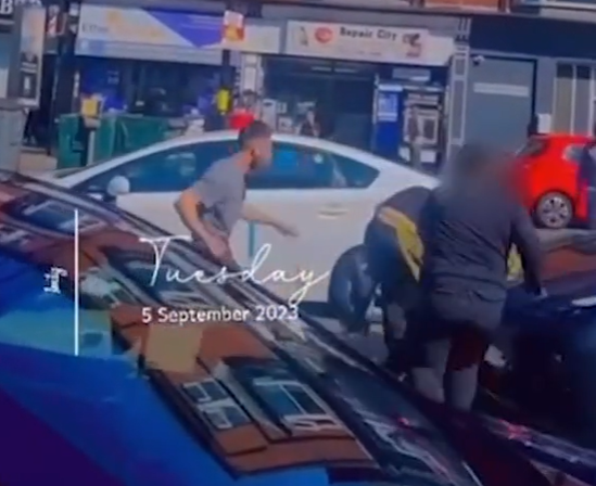 伯明翰破產|兩交通督導員被暴民毆打。(互聯網)