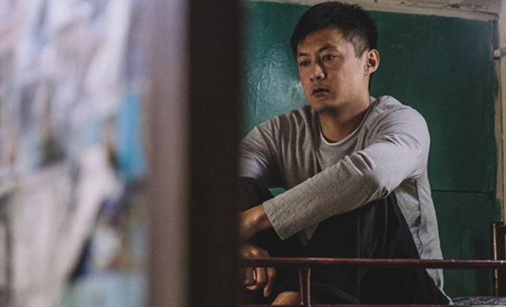 港男排公屋遙遙無期 現時生活洗費高昂香港排公屋難就眾所周知,早前一位港男就在社交平台上,分享指自己早已用非長者1人身分申請公屋,但排了多年對於上樓根本遙遙無期未抱有太大期望,只好努力在香港繼續生活。惟近日他卻發現同樣單身的同事現時正在深圳北租樓居住,擁有1房1廳及獨立廁所的月租僅只需$2,500元。據悉,這位同事每天在西九龍站乘搭高鐵來回尖沙咀上班,過關連車程的上班時間大約半小時,每月車費約3,600元,租屋及車費合計約6,100元。港男排公屋排到心灰意冷。(圖片來源:TVB《愛·回家之開心速遞》劇照)(