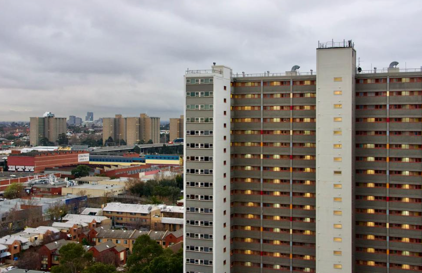 港男排公屋心灰意冷。(圖片來源:Unsplash@Chris McLay)