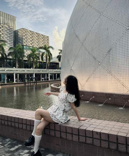 內地女到太空館外打卡(圖片來源:小紅書@阿肆不吃冰)