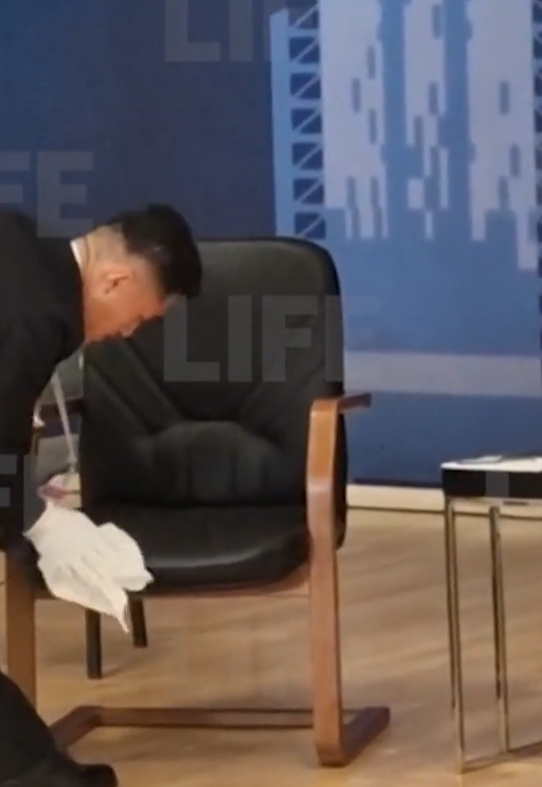 金正恩普京|金正恩進場前,北韓人員仔細檢查清潔座位。(互聯網)