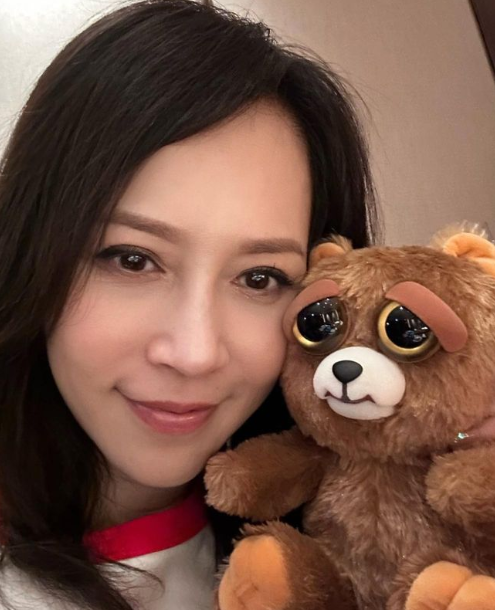 鄭裕玲(Do姐)「至八會」好姊妹顧紀筠保養得宜(網上圖片)