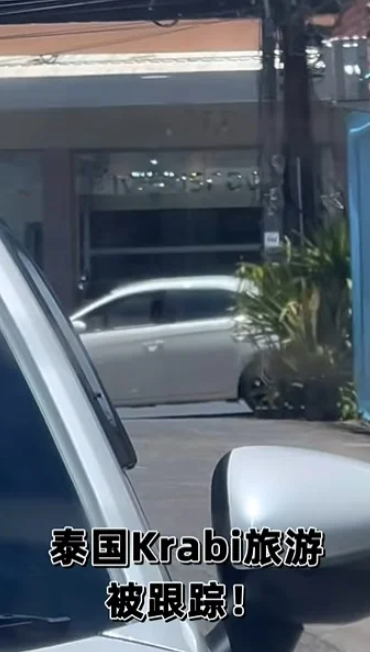 劉湘靈的車停在民宿附近,該輛白色車則停在巷尾。(互聯網)