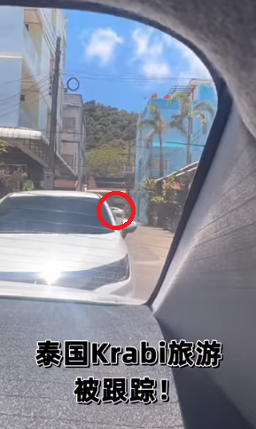 劉湘靈的車停在民宿附近,該輛白色車則停在巷尾。(互聯網)