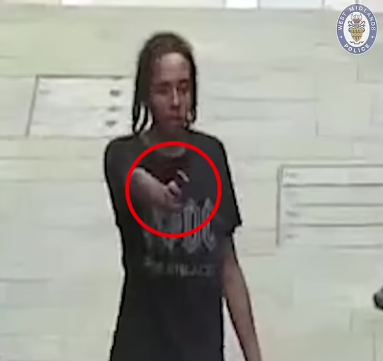 伯明翰|持槍青向踩單車追他的藍衫男舉槍。(互聯網)